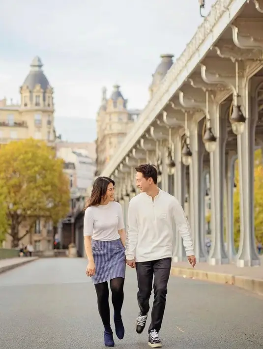 Lihat gaya kompak Valencia Tanoe dan Kevin Sanjaya berlibur di Paris, bak prewedding. @valenciatanoe.
