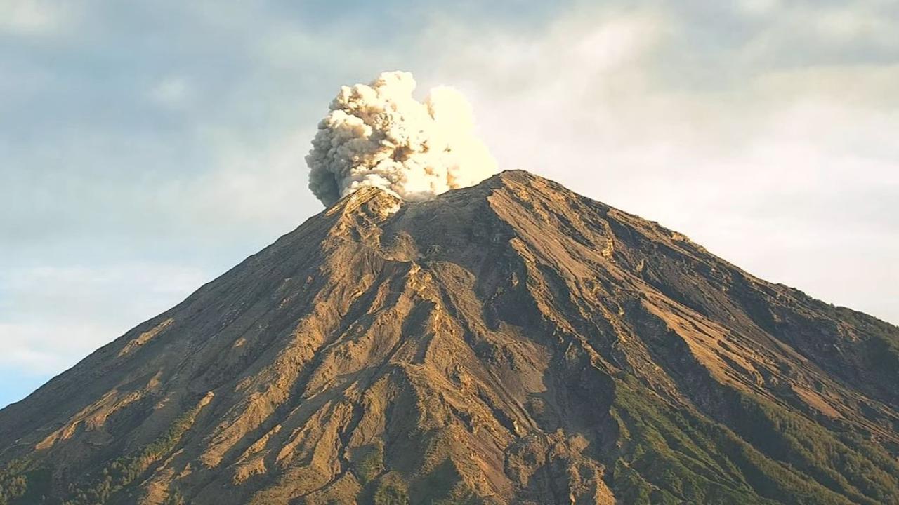 Gunung Semeru Batuk Lagi, Semburkan Abu Vulkanik 1000 Meter