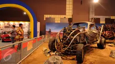 Pengunjung melihat mobil yang pernah digunakan untuk pembuatan film yang dipamerkan di Indonesia Internasional Motor Show 2016 di JIEXPO, Jakarta, Kamis (7/4/2016). IIMS 2016 menargetkan nilai transaksi Rp 2 Triliun. (Liputan6.com/Helmi Fithriansyah)