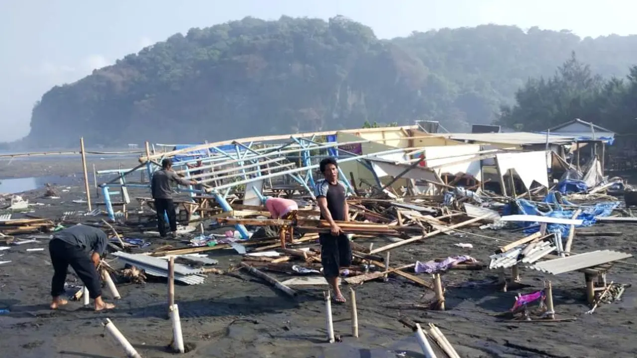 Infrastruktur rusak akibat terjangan gelombang tinggi di Cilacap, Jawa Tengah, Juli 2018. (Foto: Liputan6.com/BPBD CLP/Muhamad Ridlo)