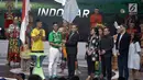 Pemain Bhayangkara FC memberikan simbolik piala Liga 1 Gojek Trevaloka kepada Dirut LIB Berlinton Siahaan saat launching Kompetisi Gojek Traveloka Liga 1 2018 di Studio 5 Indosiar, Jakarta, Senin (19/3). (Liputan6.com/Faizal Fanani)