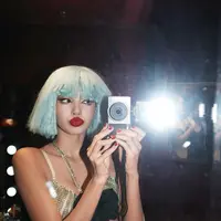 Wig yang juga dikenakan para penari ini dipotong khusus oleh Raphael, pembuat wig legendaris Crazy Horse Paris, di salonnya di Paris. [@lalalalisa_m]