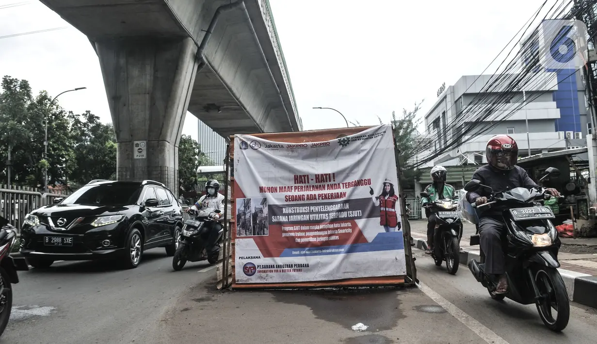 Kendaraan berjalan tersendat saat melintas di Jalan Kapten Tendean, Mampang Prapatan, Jakarta, Senin (5/4/2021). Kemacetan arus lalu lintas dari arah Jalan Kapten Tendean menuju kawasan Blok M itu disebabkan adanya proyek galian kabel Sarana Jaringan Utilitas Terpadu. (merdeka.com/Iqbal S Nugroho)