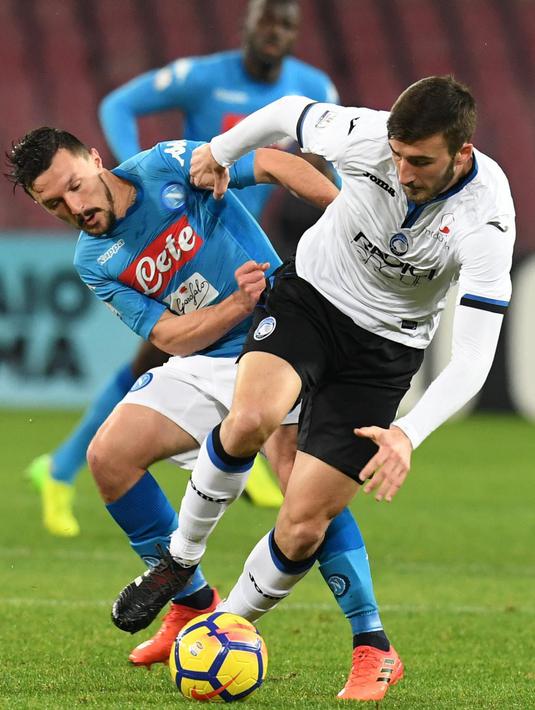 Pemain Napoli, Mario Rui (kiri) berebut bola dengan pemain Atalanta, Bryan Cristante pada laga perempat final Coppa Italia di San Paolo stadium, Naples, (2/1/2018). Napoli kalah dari Atalanta 1-2. (Ciro Fusco/ANSA via AP)