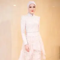 Cut Syifa mengenakan kebaya brokat panjang model asimetris dipadukan kerudung warna senada dan bawahan kain batik warna pastel. [@cutsyifaa]