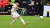 Penyerang Bayern Munchen asal Kolombia #14, Luis Diaz, mencetak gol ketiga timnya dalam pertandingan Bundesliga Jerman antara Eintracht Frankfurt dan FC Bayern Munich di Frankfurt am Main, Jerman Barat, pada 4 Oktober 2025. (Daniel ROLAND/AFP)