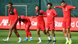 Pemain Liverpool Mohamed Salah (dua kanan) bersama rekan-rekannya saat sesi latihan di Kompleks Melwood, Liverpool, Inggris, Senin (16/9/2019). Liverpool akan menghadapi Napoli pada laga perdana Grup E Liga Champions 2019-2020. (Paul ELLIS/AFP)