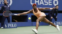 Sloane Stephens berusaha mengembalikan bola kearah Madison Keys pada final AS Terbuka 2017  di Arthur Ashe Stadium, New York, (9/9/2017). Stephens menang atas Madison Keys 6-3, 6-0.  (AP/Adam Hunger)