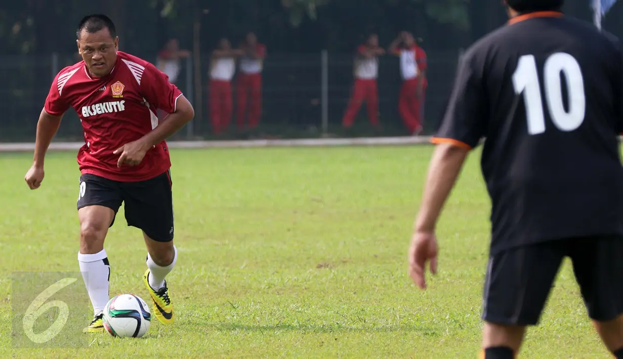 Panglima TNI Jenderal TNI Gatot Nurmantyo menggiring bola saat mengikuti pertandingan eksebisi antara tim Eksekutif TNI vs PS Pemred di lapangan Mabes TNI Cilangkap, Jakarta, Jumat (21/10). (Liputan6.com/Risa Rahayu Kosasih)