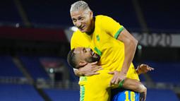 Richarlison - Penyerang Everton ini sukses membawa Brasil melangkah ke perempat final Olimpiade Tokyo 2020. Ia tampil moncer dan bercokol di puncak daftar top skorer sementara Olimpiade 2020 dengan raihan lima gol. (Foto: AP/Kiichiro Sato)