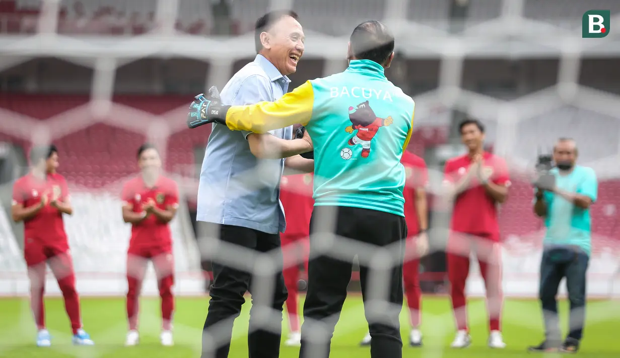 <p>Ketua Umum PSSI, Mochamad Iriawan (kiri) bercanda dengan Menpora RI, Zainudin Amali setelah berhasil membobol gawangnya saat acara hitung mundur 100 hari Piala Dunia U-20 2023 yang berlangsung di Stadion Utama Gelora Bung Karno (SUGBK), Jakarta, Kamis (09/02/2023). Piala Dunia U-20 2023 akan berlangsung pada 20 Mei 2023 mendatang di Indonesia. (Bola.com/Bagaskara Lazuardi)</p>