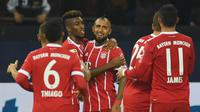 Para pemain Bayern Munchen merayakan gol yang dicetak oleh Arturo Vidal ke gawang Schalke pada laga Bundesliga, di Stadion Veltins, Selasa (20/9/2017). Bayern Munchen menang 3-0 atas Schalke. (AFP/Patrik Stollarz)