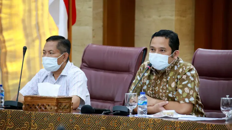 Wali Kota Tangerang Arief Wismansyah saat menggelar rapat mengenai perkembangan pencegahan vurus corona di wilayahnya. (Liputan6.com/Pramita Tristiawati)