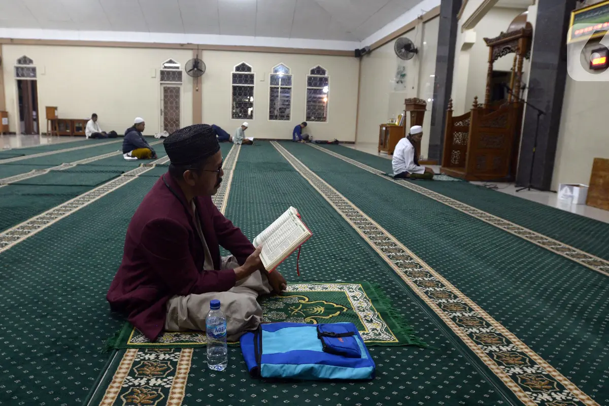 3 Amalan Utama di Akhir Ramadhan, Perbanyak Sedekah, Baca Al-Quran, dan Itikaf