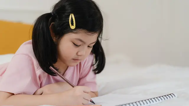 Ilustrasi anak perempuan sedang membuat jurnal/freepik.com/tirachardz