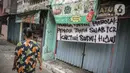 Pejalan kaki melintas di dekat spanduk peringatan untuk pemudik di kawasan Kartini, Sawah Besar, Jakarta, Senin (17/5/2021). Spanduk tersebut untuk memperingati warga yang kembali dari mudik lebaran agar membawa surat bebas COVID-19. (Liputan6.com/Faizal Fanani)