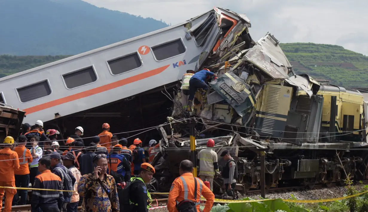 Proses Evakuasi Korban Tabrakan Kereta Turangga Dan Bandung Raya Di