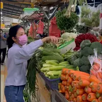 Pemeran Bunga Zainal kaget dengan harga cabai yang melambung. Hal itu diungkapkan saat membagikan momen ke pasar tradisional belanja sayur di pasar tradisional. [Instagram/bungazainal05]