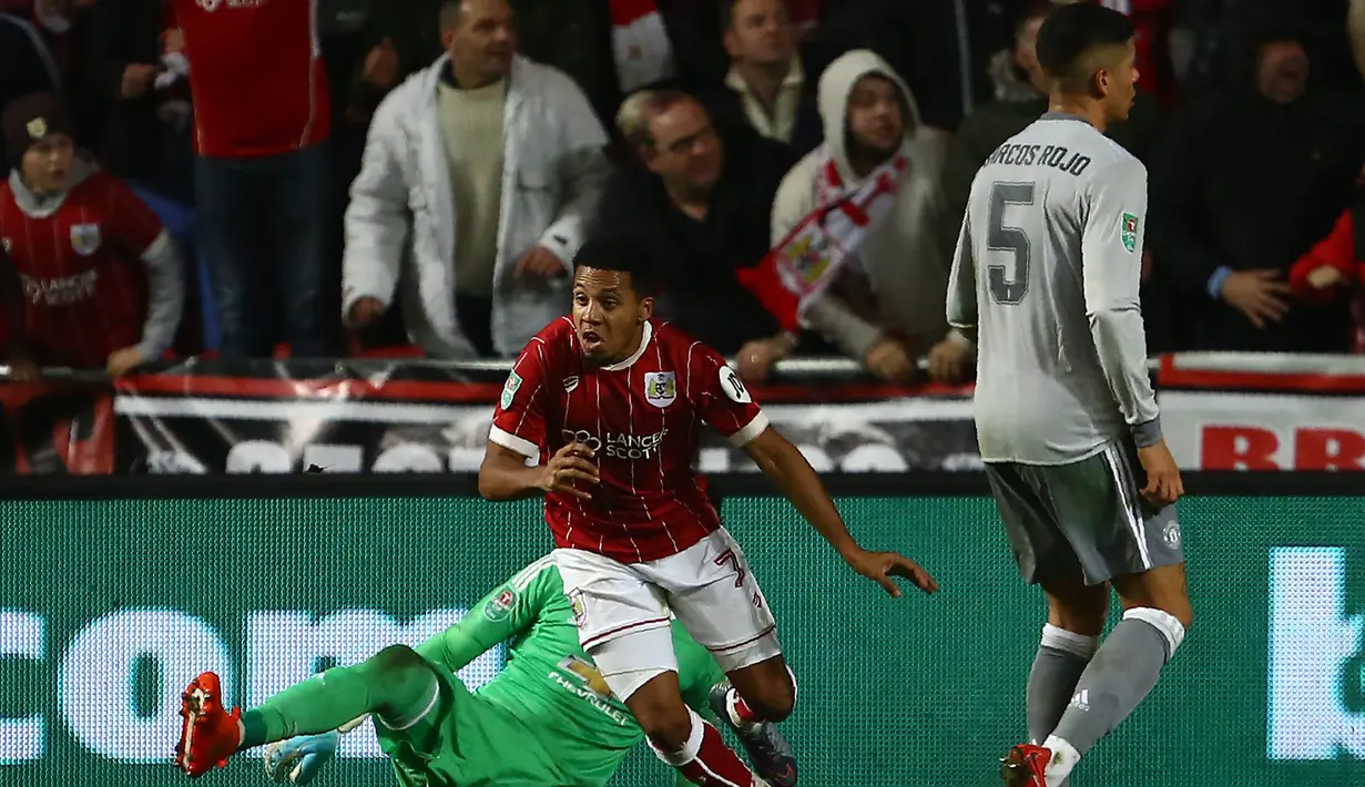Gelandang Bristol City, Korey Smith, melakukan selebrasi usai mencetak gol ke gawang Manchester United pada laga Piala Liga Inggris di Stadion Ashton Gate, Kamis (21/12/2017). Bristol City menang 2-1 atas Manchester United. (AFP/Geoff Caddick)