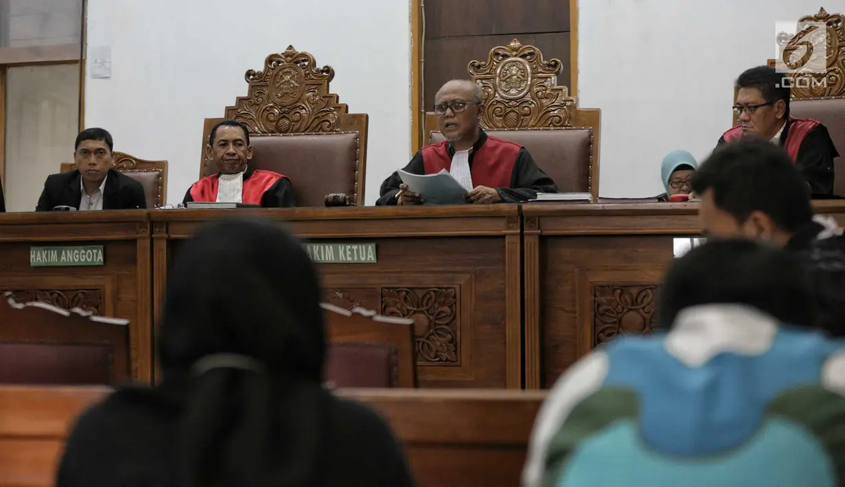 Hakim Ketua Achmad Guntur saat menghadiri sidang putusan kasus kepemilikan senjata api ilegal dan satwa liar terdakwa Gatot Brajamusti di Pengadilan Negeri Jakarta Selatan, Kamis (12/7). (Liputan6.com/Faizal Fanani)