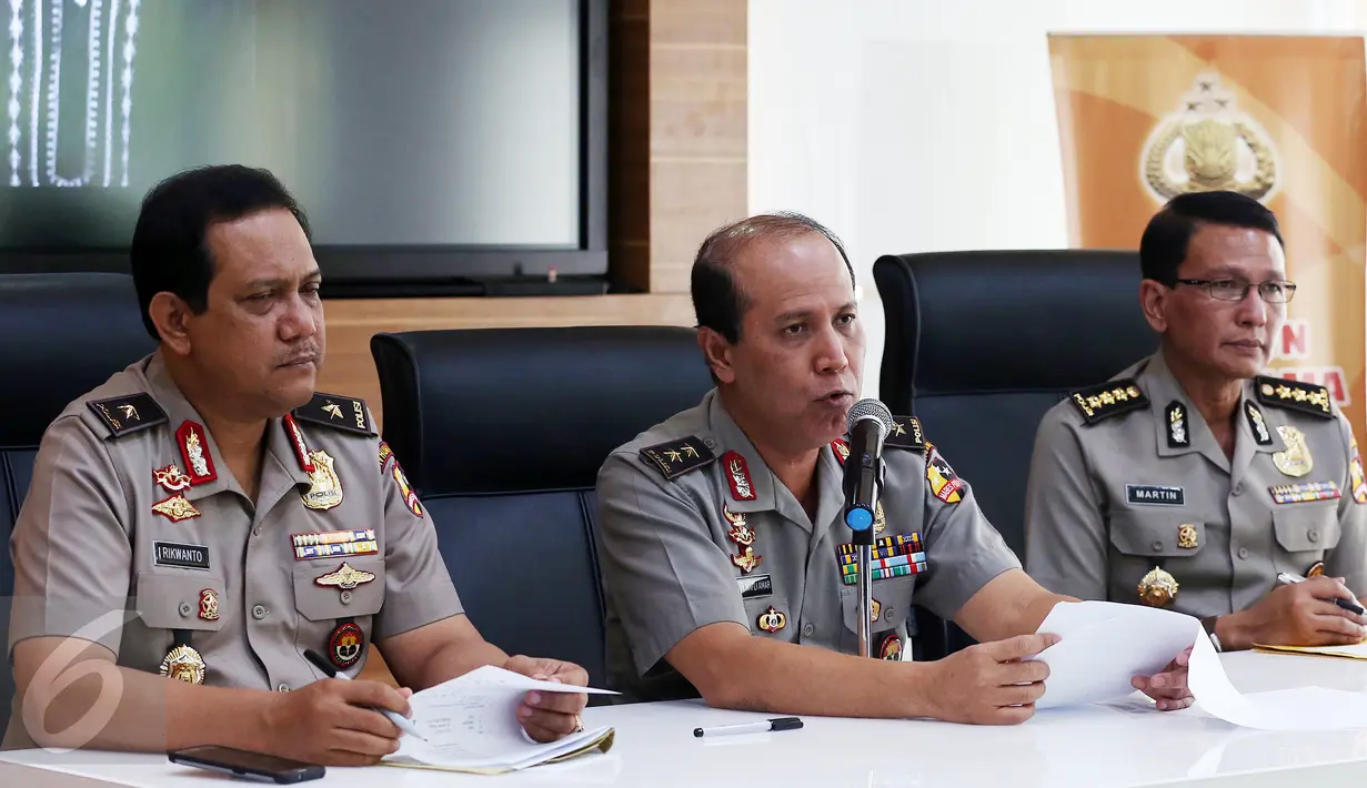 Kadiv Humas Polri Irjen Boy Rafli Amar (tengah) memberikan penjelasan terkait bom Bandung, di Jakarta, Selasa (28/2). Boy Rafli mengatakan, pelaku teror Bandung punya peranan cukup penting dalam pelatihan kelompok teror di Aceh. (Liputan6.com/Johan Tallo)