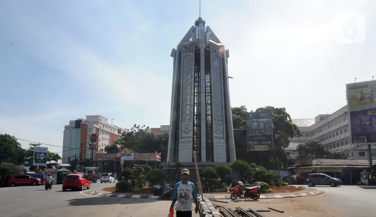 Pekerja menyelesaikan tahap finishing renovasi Tugu Pamulang di Tangerang Selatan, Banten, Jumat (7/1/2021). Proses renovasi Tugu Pamulang yang sempat viral di media sosial beberapa waktu lalu akan diresmikan pada hari Minggu besok lusa. (merdeka.com/Arie Basuki)
