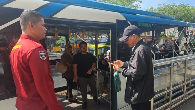 Sejumlah penumpang saat menggunakan Trans Metro Pekanbaru sebagai sarana transportasi umum di Pekanbaru, Riau. (Liputan6.com/Dicky Agung Prihanto)