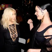 Katy Perry mengatakan bahwa Kris Jenner adalah orang penting baginya. Untuk Katy, Kris miliki humor yang keren dan sangat keibuan. (Stephane Cardinale/Corbis via Getty Images)