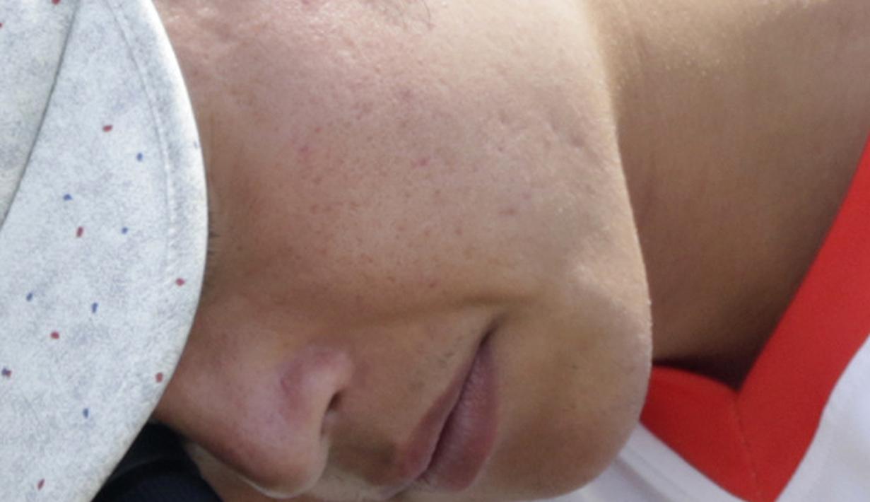 Pemanah Jepang, Oyama Kohji, melihat dengan teropong saat beraksi pada Asian Para Games di GBK, Jakarta, Selasa (9/10/2018). Jepang kalah dengan skor 125-137 dari Korea Selatan. (Bola.com/M Iqbal Ichsan)