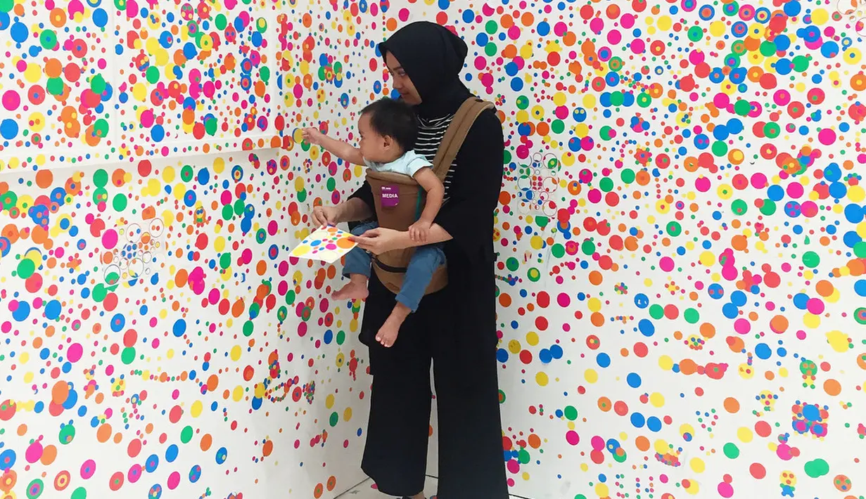 Nah, lagi asik bermain dengan Dia Sekala Bumi saja Ayudia Bing Slamet memilih celana kulot untuk dipakai. Kesan santai dan sopan tetap terlihat dari wanita berhijab ini. (Instagram/ayudiac)