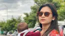Istri Arie Kriting ini tetap terlihat kece meskipun sudah jadi ibu satu anak. Gaya kecenya ini curi perhatian warganet dan menyebutnya jadi ibu yang gaul. Foto ini banjir like dan komentar dari netizen. (Liputan6.com/IG/indahpermatas)