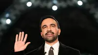 Zohran Mamdani mengucapkan sumpah jabatan dalam upacara pelantikannya sebagai wali kota New York City di stasiun kereta bawah tanah Old City Hall, Kamis (1/12/2026). (Dok. AP/Yuki Iwamura)
