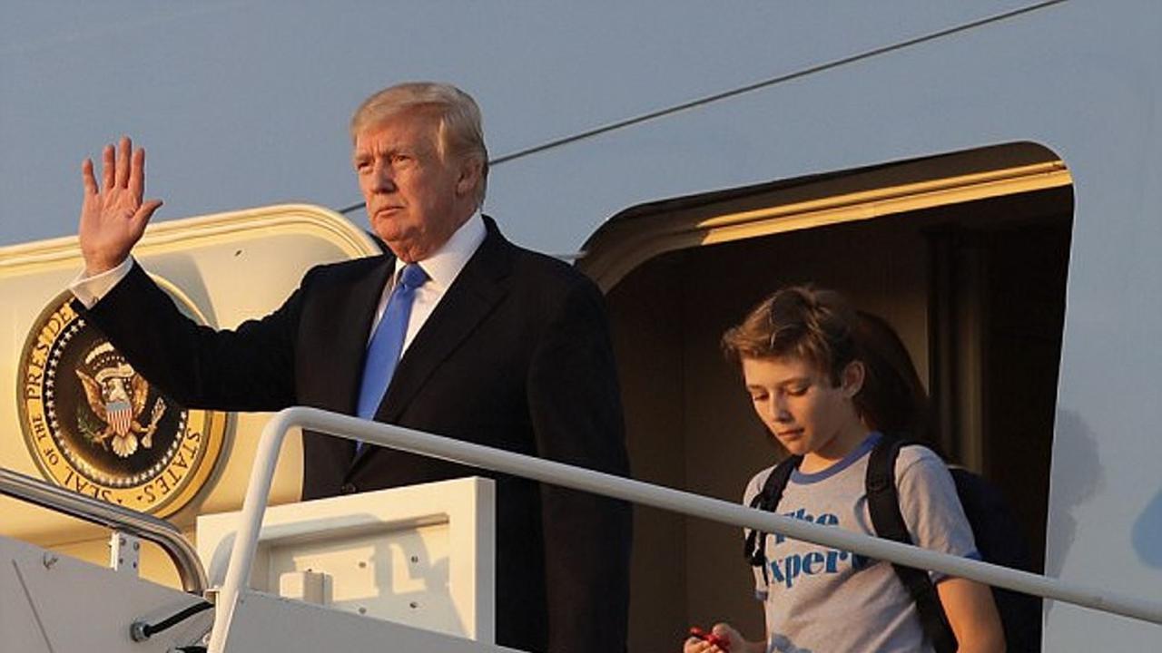 Barron Trump bermain fidget spinner. (AP)