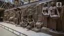 Relief peninggalan Bung Karno di pusat perbelanjaan Sarinah di Jakarta, Senin (21/3/2022). Relief bersejarah peninggalan Presiden pertama RI, IR Soekarno tersebut menjadi daya tarik pengunjung saat beroperasi kembalinya Sarinah hari ini. (Liputan6.com/Faizal Fanani)