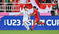 Pemain Timnas Indonesia U-23, Fajar Fathurrahman membayangi pergerakan pemain Uzbekistan U-23, Hojimat Erkinov pada laga semifinal Piala Asia U-23 2024 di Abdullah bin Khalifa Stadium, Doha, Qatar, Senin (29/4/2024). (AFC)