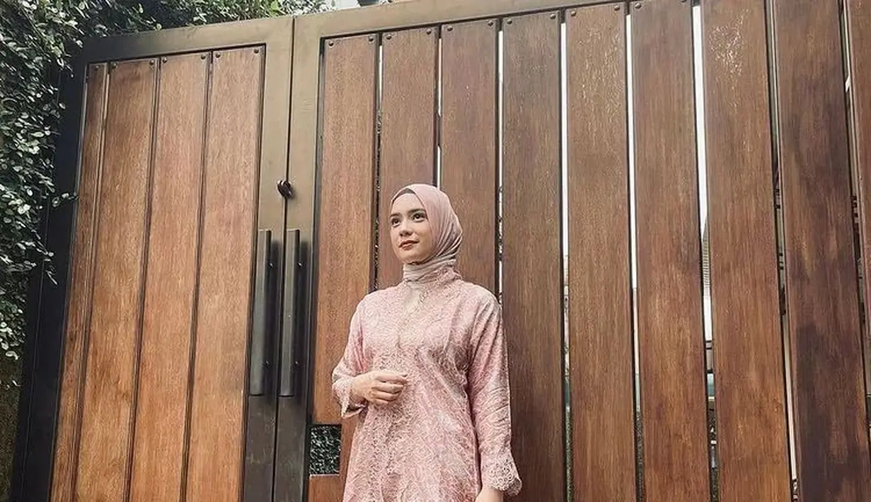 <p>Meskipun berhijab, namun tampilannya begitu anggun dan memesona. Ia memilih gaya kasual yang nyaman dan sederhana dalam kesehariannya. </p>