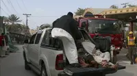 Pihak berwenang berusaha menolong korban bom di masjid Pakistan. AP Photo/Muhammad Sajjad