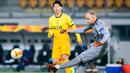 Penyerang Tottenham Hotspur, Son Heung-Min, saat menghadapi LASK pada laga lanjutan Liga Europa di Linzer Stadium, Jumat (4/12/2020) dini hari WIB. Tottenham bermain imbang 3-3 lawan LASK. (AFP/Georg Hochmuth/APA)