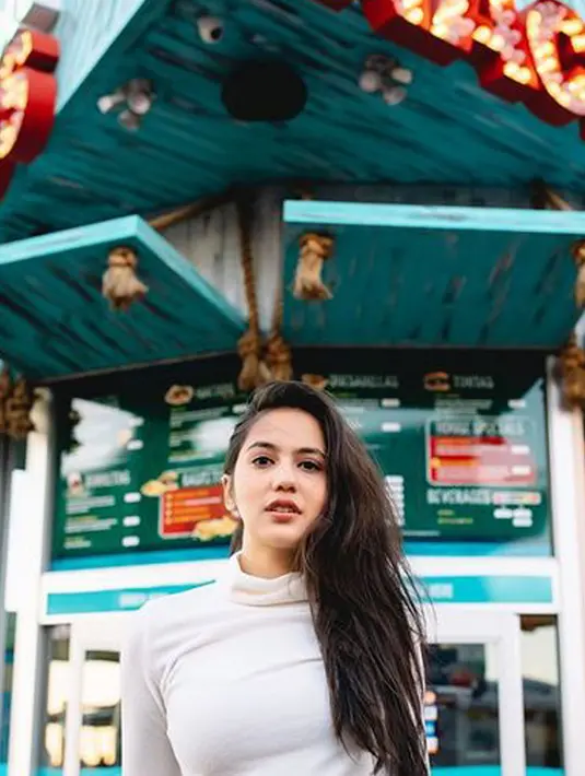 Pevita terlihat anggun dengan baju turtle neck putih dengan riasan make up yang sederhana. (Liputan6.com/IG/@pevpearce)