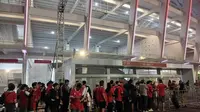 Suporter Timnas Indonesia mengantre untuk memasuki Stadion Utama Gelora Bung Karno, jelang laga melawan Vietnam yang digelar Kamis (21/3/2024) pukul 20.30 WIB.