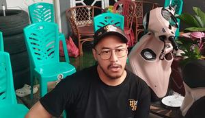 Pandji Pragiwaksono datang ke rumah duka untuk memberi penghormatan terakhir kepada almarhum Gustiwiw. Ia dengar kabar duka justru dari medsos. (Foto: M. Altaf Jauhar)