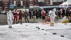 Petugas PMI menyemprotkan disinfektan pada hasil temuan dari pencarian Sriwijaya Air SJ 182 di Dermaga JICT 2, Jakarta, Minggu (10/1/2021). Penyemprotan rutin untuk mengantisipasi penyebaran COVID-19 dilakukan usai hasil temuan diidentifikasi tim DVI serta KNKT. (merdeka.com/Iqbal S. Nugroho)