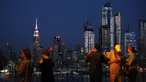 Gedung pencakar langit Empire State di New York memancarkan lampu warna bendera juara Piala Dunia 2018, Prancis, Minggu (15/7). Sebelumnya, pucak gedung terkenal di Amerika Serikat itu selalu menyalakan warna putih. (AFP PHOTO / KENA BETANCUR)