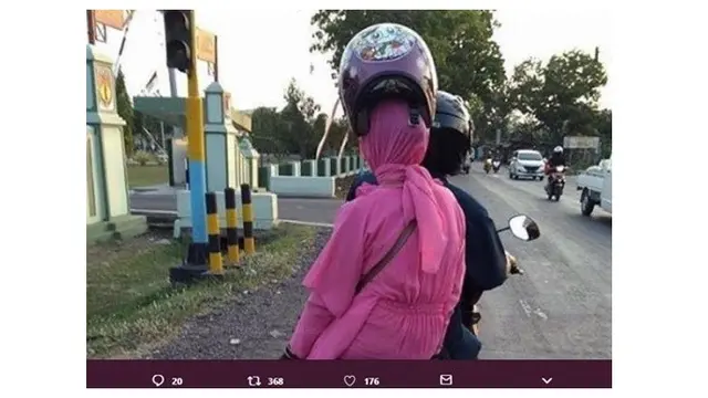 6 Potret Emak-Emak Pakai Helm Ketinggian karena Cepolan Rambut Ini Kocak