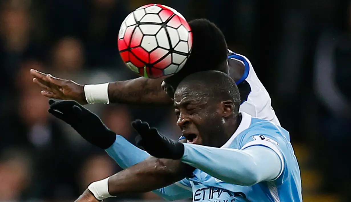 Gelandang City, Yaya Toure (depan) berebut bola udara dengan pemain Newcastle United pada lanjutan liga Inggris di St James 'Park (20/4). Newcastle bermain imbang atas City dengan skor 1-1. (Reuters/Andrew Yates)