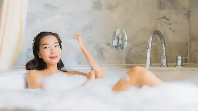 Ice Bath Jadi Tren Perempuan Aktif, Kenali Manfaat Mandi Es untuk Tubuh dan Mental