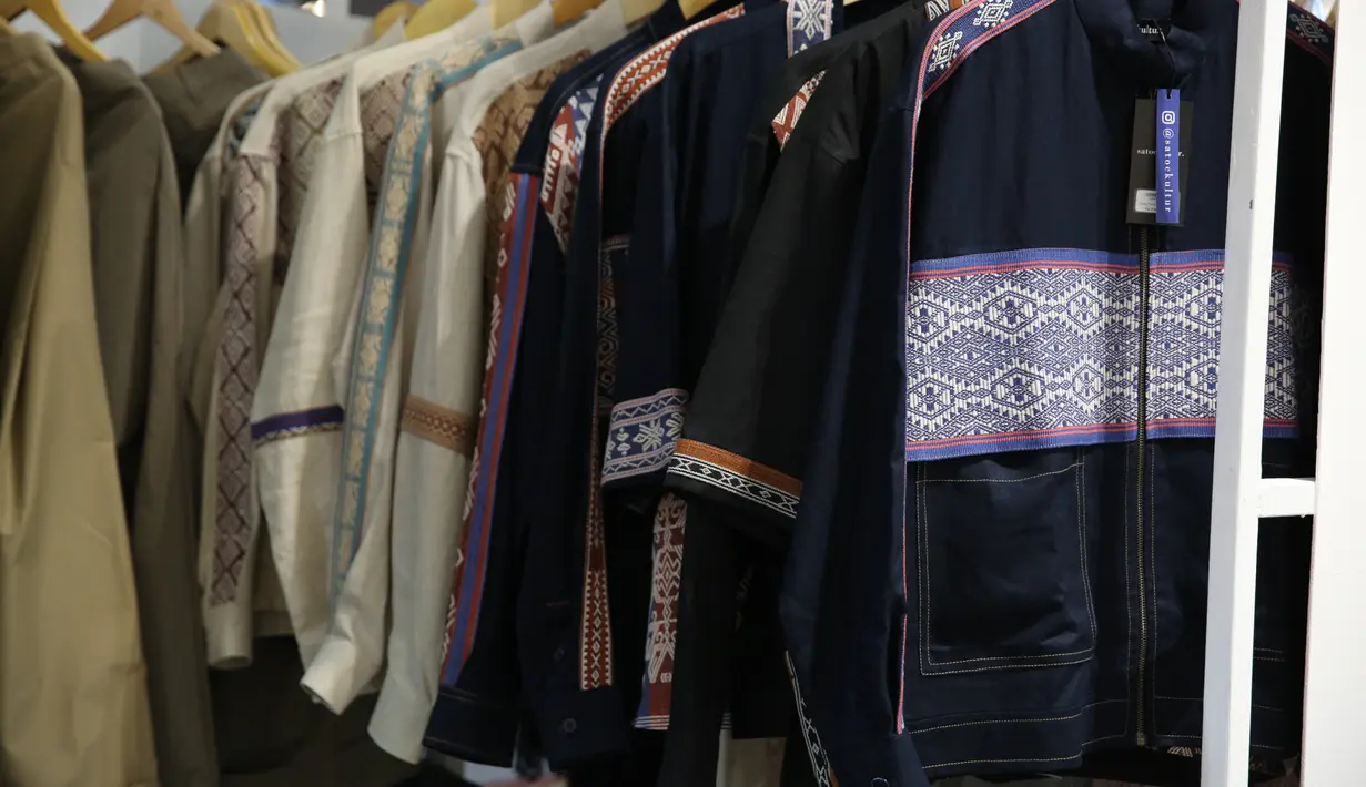 Berdiri tahun 2018, MYMD merupakan kepanjangan dari My Mom and Dad. MYMD merupakan koleksi ready to wear yang bisa dikenakan oleh pria dan wanita. [Adrian/Fimela]