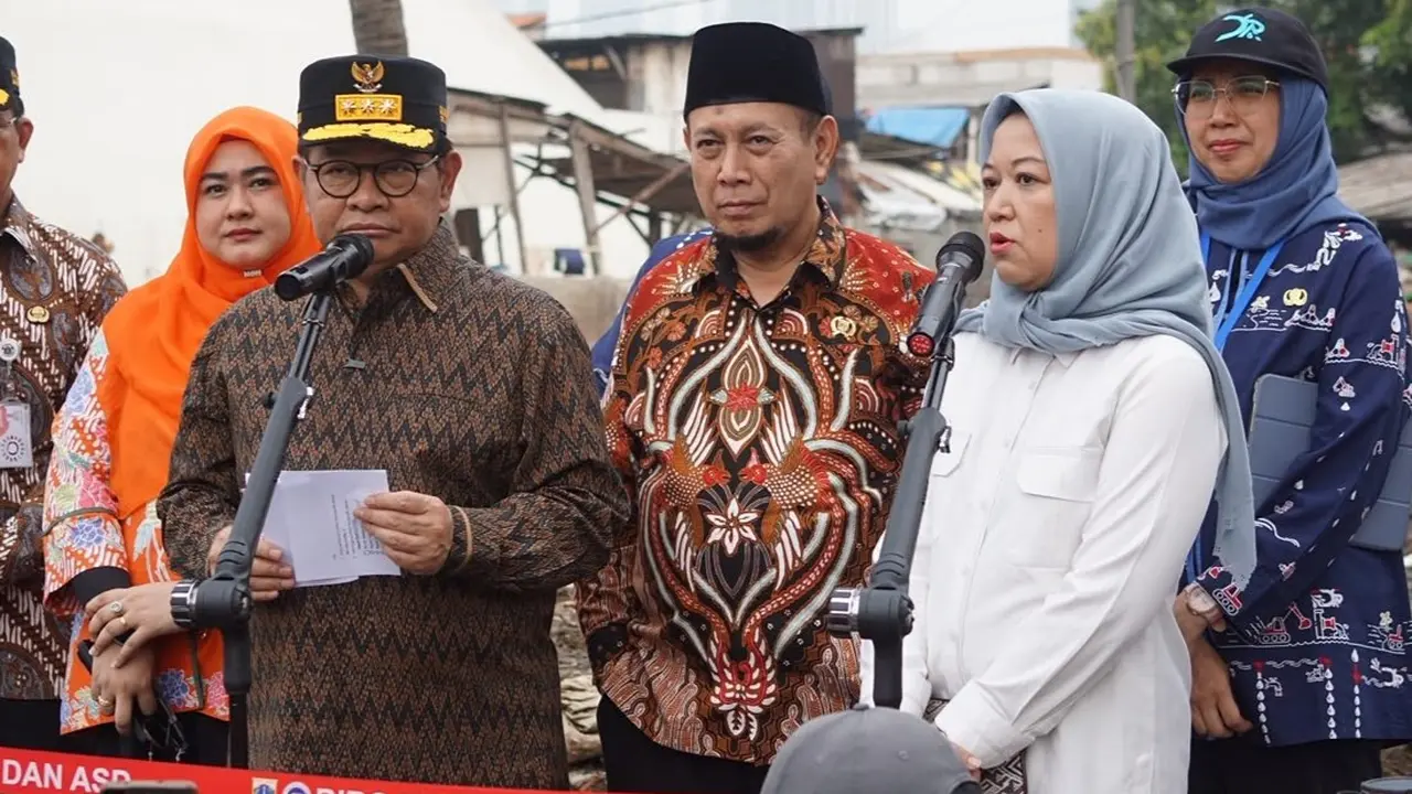 Ketua Komisi D DPRD DKI Jakarta, Yuke Yurike (sebelah kanan) bersama Gubernur DKI Jakarta Pramono Anung saat meninjau Kali Mampang, Jaksel.