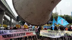 Massa GEMA HOAX melakukan demontrasi di Depan Mabes Polri, Jakarta, Rabu (17/10). Dalam aksinya mereka menuntut dan mendesak Kapolri mengusut tuntas pelaku penyebar hoax investigasi Indonesialeaks dan Stop Hoax. (Liputan6.com/Johan Tallo)