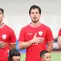 Pemain Timnas Indonesia, Shayne Pattynama (kiri), Thom Haye (tengah), dan Jordi Amat menyanyikan lagu kebangsaan Indonesia Raya sebelum laga uji coba melawan Tanzania di Stadion Madya, Senayan, Jakarta, Minggu (02/06/2024). (Bola.com/Abdul Aziz)